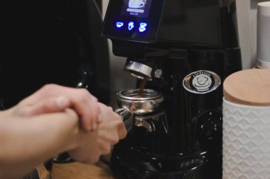 Kahve yapma süreci. Barista ve kahve makinesi.