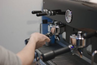 Kahve yapma süreci. Barista ve kahve makinesi.