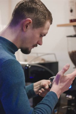 Kahve yapma süreci. Barista ve kahve makinesi.