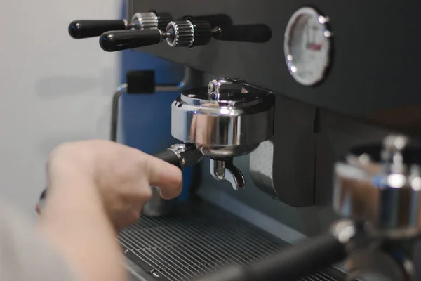 Processen Att Göra Kaffe Barista Och Kaffemaskin — Stockfoto