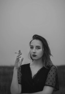 Çekici kız sigara içiyor.