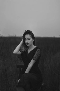 Zarif bir kızın siyah beyaz portresi