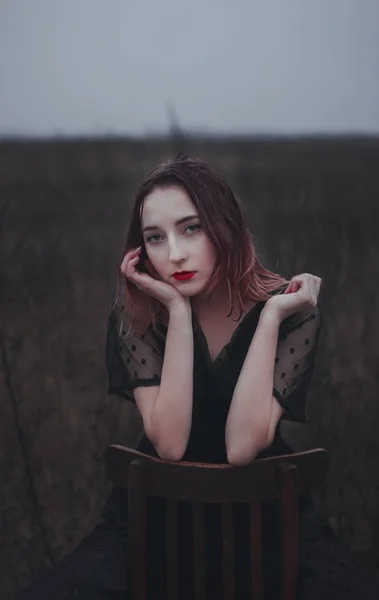 Menina Bonita Com Lábios Vermelhos Senta Uma Cadeira Campo — Fotografia de Stock