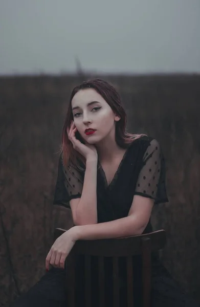 Menina Bonita Com Lábios Vermelhos Senta Uma Cadeira Campo — Fotografia de Stock