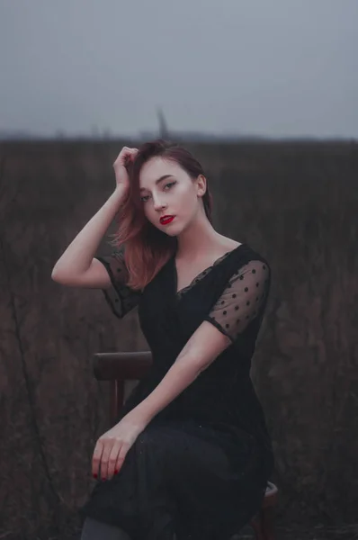 Menina Bonita Com Lábios Vermelhos Senta Uma Cadeira Campo — Fotografia de Stock