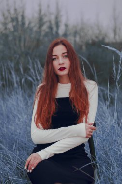  Tarladaki bir kızın moda portresi.