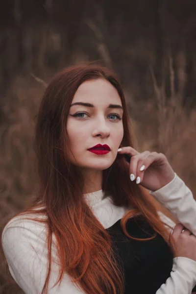 Retrato Uma Linda Menina Ruiva Campo — Fotografia de Stock