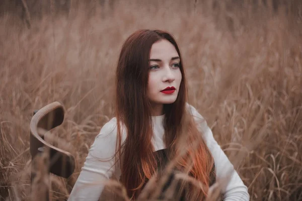 Retrato Uma Linda Menina Ruiva Campo — Fotografia de Stock