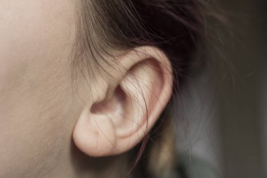 Bir kızın kulağının makro fotoğrafı.