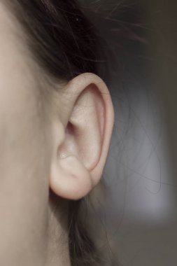 Bir kızın kulağının makro fotoğrafı.