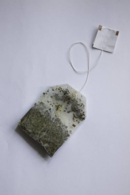 Kalp şeklinde yeşil çay yaprakları