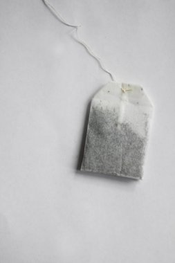 Beyaz arkaplanda bir paket çay