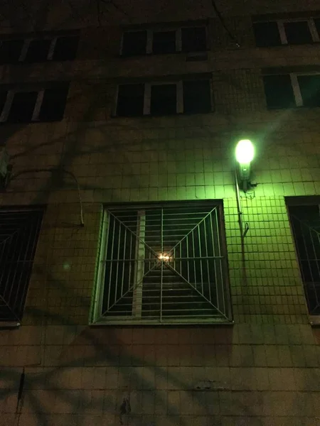 Eski Bir Evin Penceresi Yeşil Işık — Stok fotoğraf