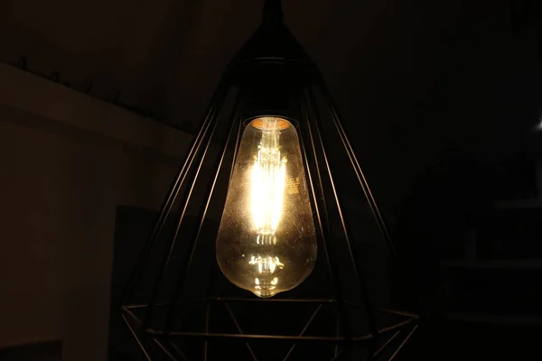 Lampe Jaune Sur Fond Noir — Photo