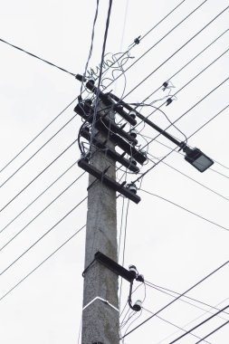 Eski elektrik direği ve kabloları