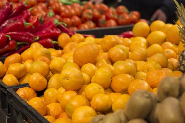 Süpermarkette taze meyve ve sebze