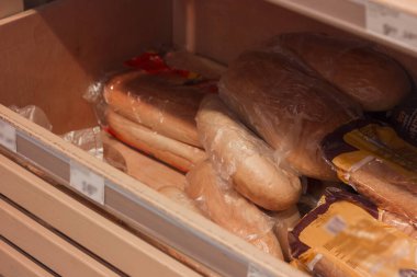 Mağazanın raflarında ekmek var. Süpermarket