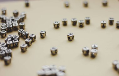 Harf küpleriyle soyut bir arkaplan. Metin için boş boşluk.