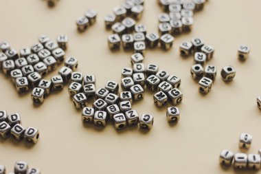 Harf küpleriyle soyut bir arkaplan. Metin için boş boşluk.