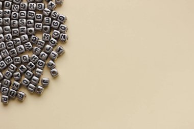 Harf küpleriyle soyut bir arkaplan. Metin için boş boşluk.