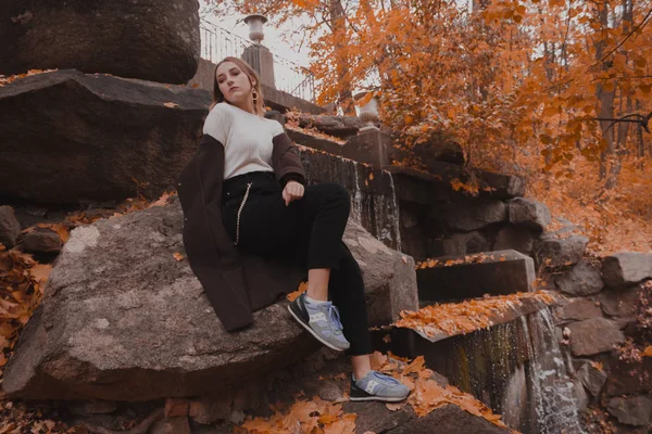 Menina Nova Casaco Senta Uma Pedra Floresta — Fotografia de Stock