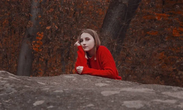 Νεαρή Γυναίκα Στο Φθινοπωρινό Δάσος Ταξιδιώτης Κόκκινο Πουλόβερ — Φωτογραφία Αρχείου