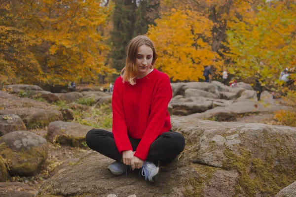 Jovem Mulher Floresta Outono Viajante Uma Camisola Vermelha — Fotografia de Stock