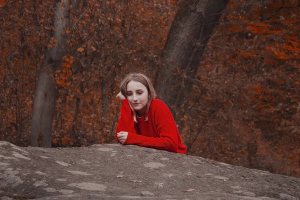 Νεαρή Γυναίκα Στο Φθινοπωρινό Δάσος Ταξιδιώτης Κόκκινο Πουλόβερ — Φωτογραφία Αρχείου