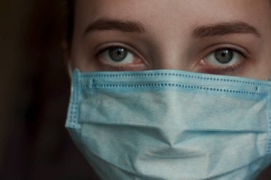 Tıbbi maskeli genç bir kadın. Coronavirus koruması