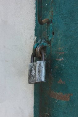 Asma kilit yeşil eski kapıda