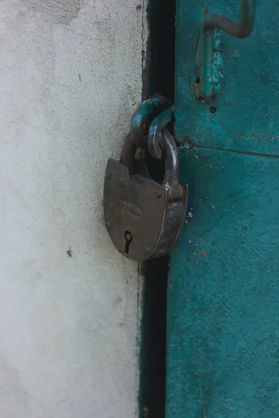 緑の古いドアの南京錠 — ストック写真