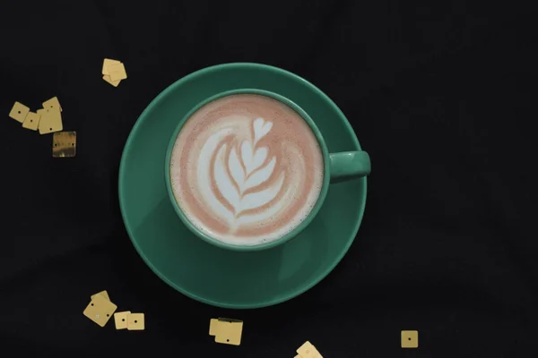 Cappuccino Kávé Egy Zöld Csésze Fekete Alapon — Stock Fotó
