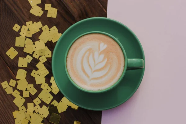 Indeling Met Koffie Een Cappuccino Glanzende Lovertjes Roze Papier Een — Stockfoto