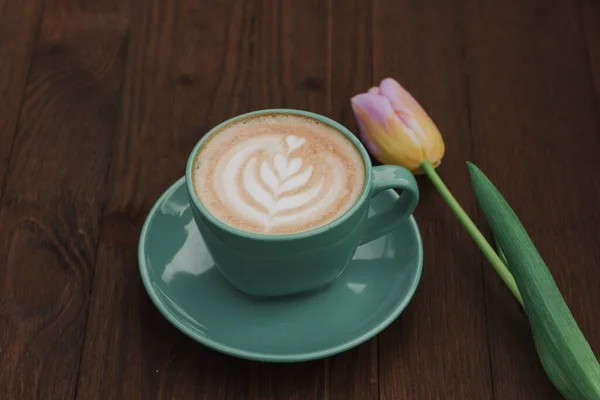 Kávé Zöld Csészében Rózsaszín Tulipánnal Alapon Lapos Fektetés — Stock Fotó