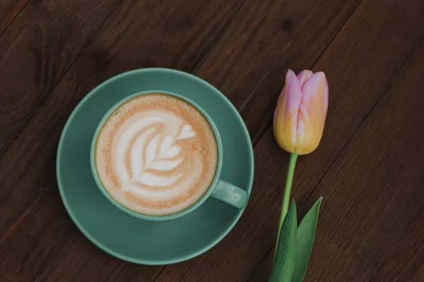 Café Dans Une Tasse Verte Avec Une Tulipe Rose Sur — Photo