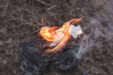 Şöminede yangın var. Yanan gazete