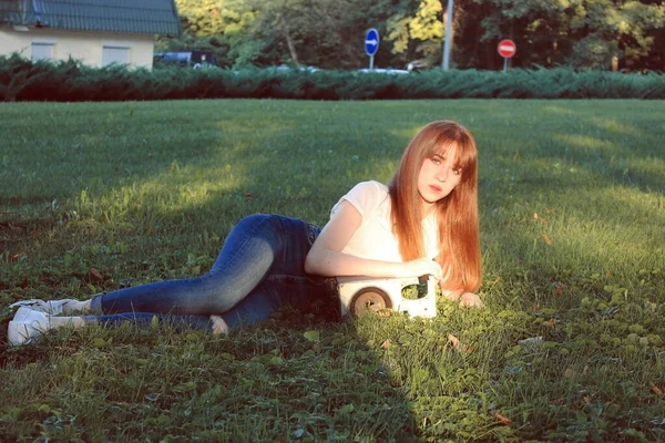 Schöne Mädchen Liegt Auf Dem Gras Jahrgang — Stockfoto