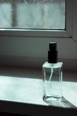 Bir şişe parfüm. El antiseptiği. Virüs dezenfeksiyon