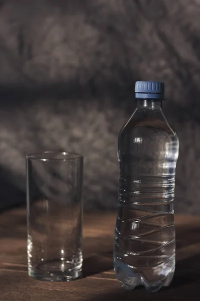 瓶装水和玻璃杯 — 图库照片