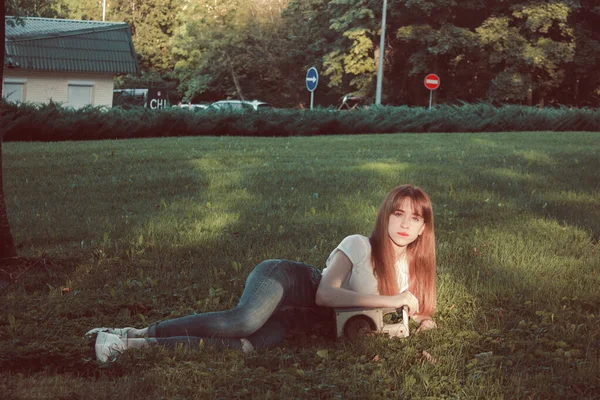 Schöne Mädchen Liegt Auf Dem Gras Jahrgang — Stockfoto