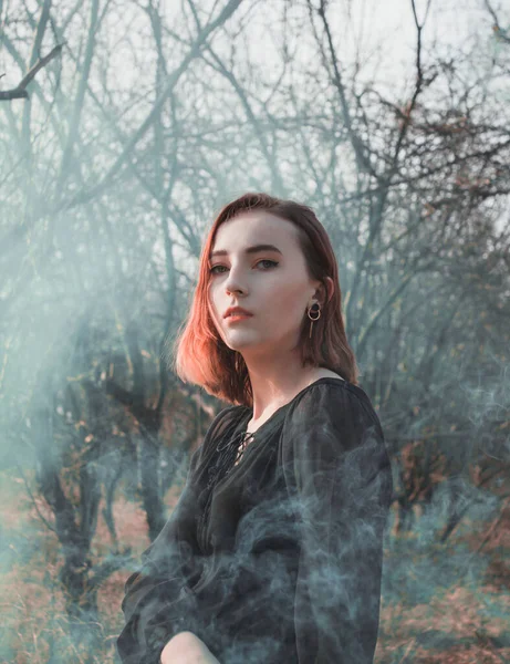 Retrato Menina Bonita Uma Nuvem Fumaça Colorida — Fotografia de Stock