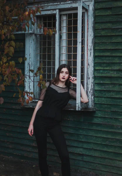 Retrato Uma Jovem Menina Bonita Com Batom Escuro Perto Velha — Fotografia de Stock