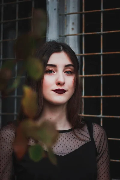 Retrato Uma Jovem Menina Bonita Com Batom Escuro Perto Velha — Fotografia de Stock