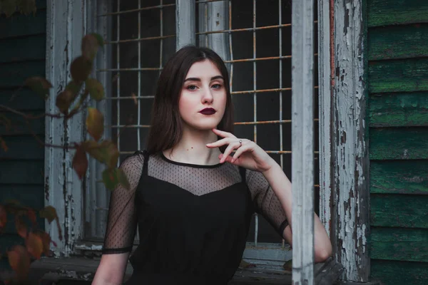 Retrato Uma Jovem Menina Bonita Com Batom Escuro Perto Velha — Fotografia de Stock