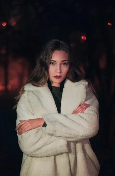 Retrato Noturno Uma Jovem Mulher Casaco Pele Branca — Fotografia de Stock