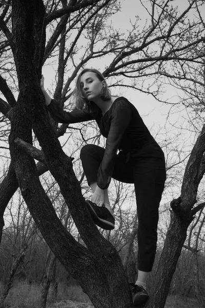 Μαύρο Και Άσπρο Πορτρέτο Μόδας Ενός Κοριτσιού Μαύρα Ένα Δέντρο — Φωτογραφία Αρχείου