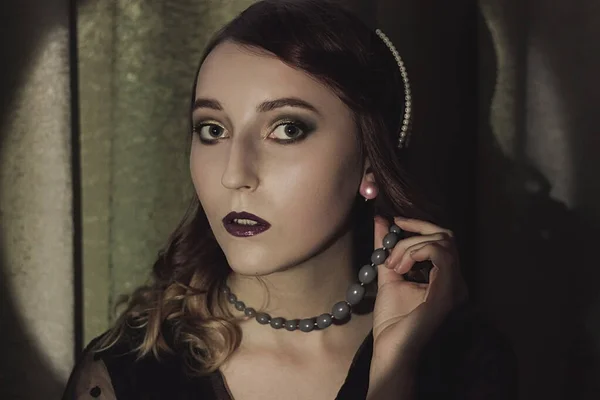 Retrato Uma Jovem Mulher Estilo Dos Anos Maquiagem Vintage Penteado — Fotografia de Stock