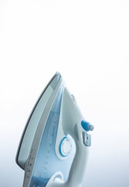 Beyaz arka planda buhar demiri