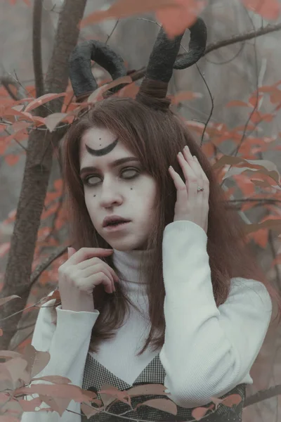 Düsteres Mädchen Mit Hörnern Wald Halloween Bild — Stockfoto