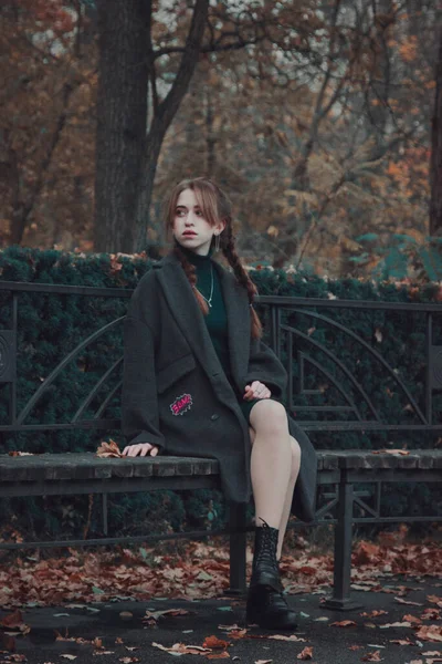 Νεαρή Γυναίκα Κάθεται Ένα Παγκάκι Στο Πάρκο Φθινόπωρο Στο Πάρκο — Φωτογραφία Αρχείου